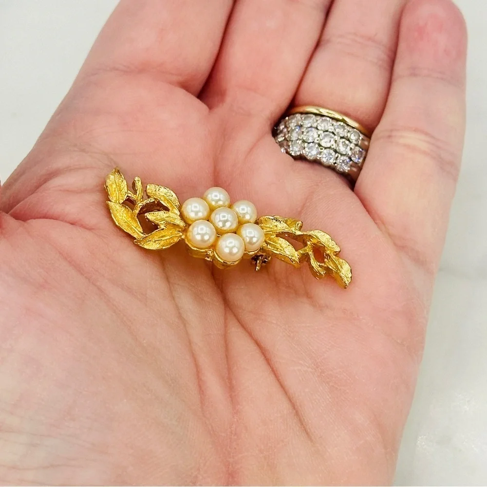Vintage Richelieu Brooch Pin Gold Tone Faux Pearl Flower Leaf Dainty Delicate